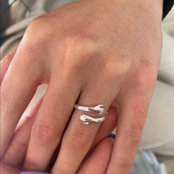 New 925 Sterling Silver Hugging Hands Ring - Picture 4 of 8